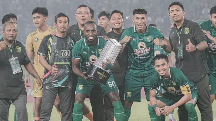 Bek Persebaya Surabaya Yohanes Kandaimu saat mengangkat piala Surabaya 730 Game