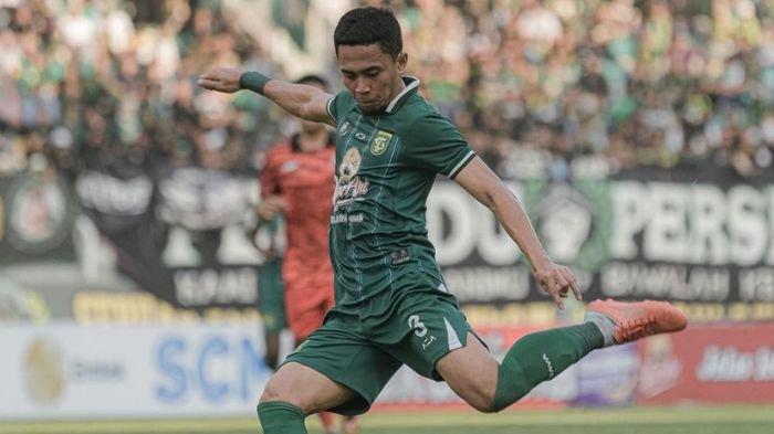 Bek kiri Persebaya Surabaya, Reva Adi Utama saat bermain di Stadion Gelora Bung Tomo, Surabaya