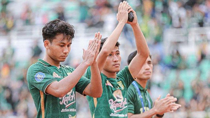 Bek tengah Persebaya, Kadek Raditya (kiri) saat sampaikan permintaan maaf pada Bonek usai lawan rans Nusantara di Stadion GBT Surabaya.
