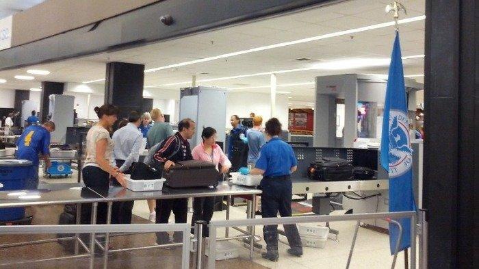 ilustrasi petugas pemeriksaan di bandara. Beli Sepatu LV Tapi Ogah Bayar Pajaknya, Penumpang Wanita Debat Sengit dengan Petugas Bea Cukai.
