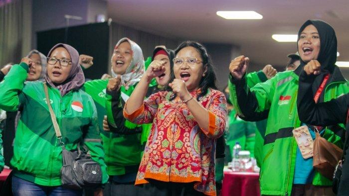 Agatha Retnosari (tengah) bersama para Ojek Online Wanita di Surabaya