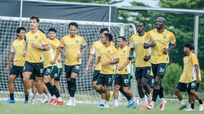 Pemain Persebaya Surabaya. Tim asuhan Paul Munster tengah melakukan latihan di Lapangan ABC Gelora Bung Tomo (GBT), Rabu (28/1/2025).