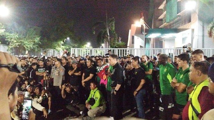 AKSI DEMO - Suporter Persebaya Surabaya Bonek melakukan Demo di Stadion GBT, Jumat (31/1/2025) malam usai Persebaya ditahan imbang 1-1 Persita. Bonek demo meluapkan kekecewaannya karena Persebaya lima laga puasa kemenangan.