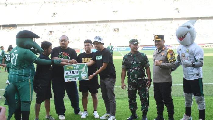 Bonek menyerahkan hasil donasi untuk membayar sanksi denda Komdis PSSI ke Persebaya Surabaya.