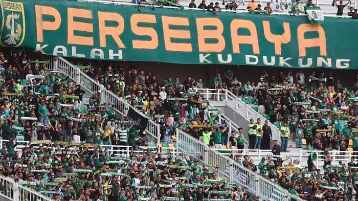Bonek saat memberi dukungan langsung pada Persebaya di Stadion Gelora Bung Tomo (GBT) Surabaya. Laga Persebaya vs Persija pada 9 Desember 2023 mendatang, dipastikan digelar di Stadion GBT.
