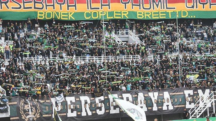 Bonek saat memberikan dukungan ke Persebaya Surabaya di Stadion Gelora Bung Tomo (GBT).