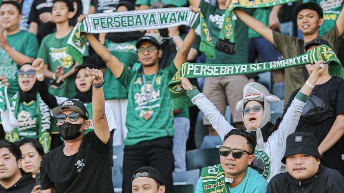 Bonek saat mendukung Persebaya Surabaya di Liga 1 2023/2024
