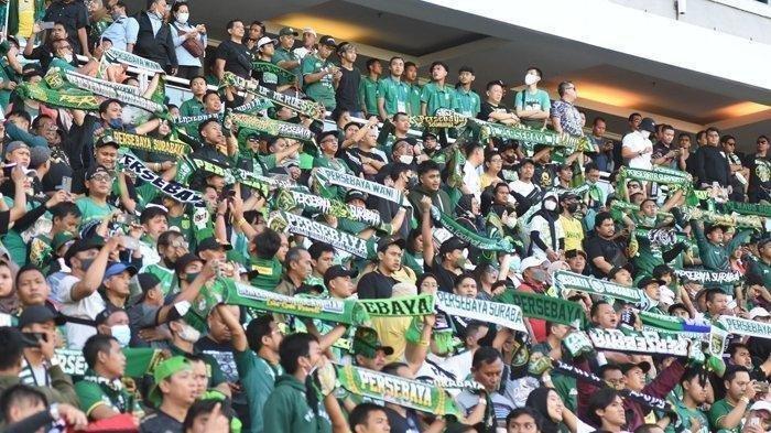 Bonek saat mendukung Persebaya Surabaya di Liga 1 2023/2024