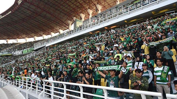 Bonek, suporter Persebaya saat memenuhi Stadion Gelora Bung Tomo (GBT) Surabaya.