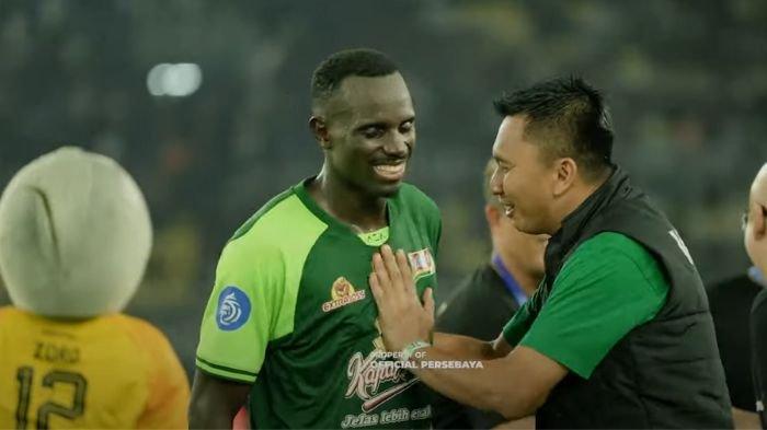 Bos Persebaya Surabaya Azrul Ananda bersama Striker Flavio Silva di Stadion Gelora Bung Tomo, Surabaya