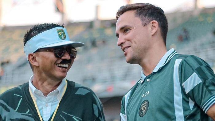 Bos Persebaya Surabaya, Azrul Ananda (kiri) bersama pelatih kepala Paul Munster (kanan) di laga Anniversary Game ke-97 di Stadion Gelora Bung Tomo, Surabaya.