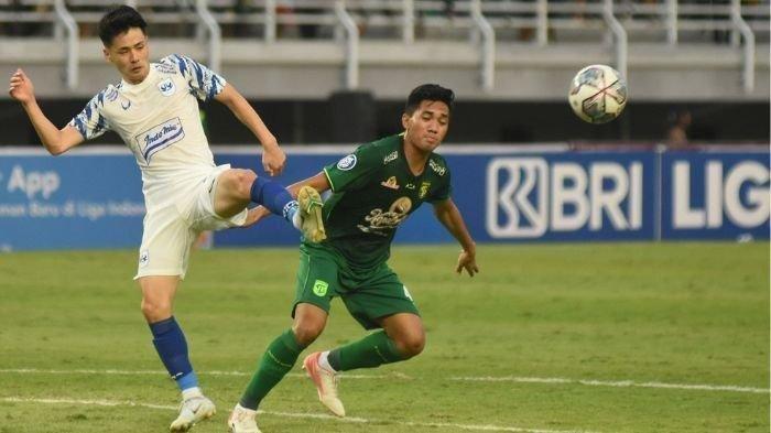 Brayen Pondaag (kanan) saat memperkuat Persebaya Surabaya di laga Liga 1 2022/2023.