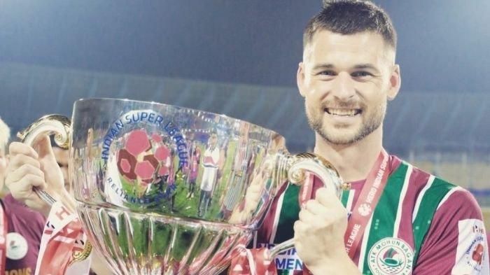 Brendan Hamill saat menjuarai Indian Super League bersama Mohun Bagan Super Giant. Bek berusia 31 tahun asal Australia itu masuk radar transfer Persebaya Surabaya