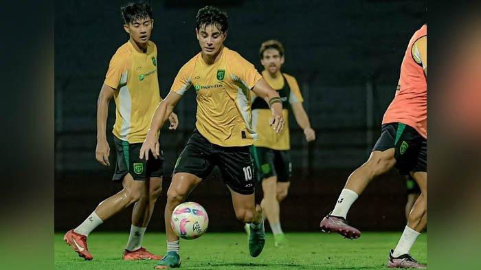 BERLATIH KERAS - Pemain Persebaya menjalani latihan di Stadion Gelora 10 November Surabaya pada Kamis (13/2/2024). Persiapan maksimal jelang menjamu PSBS Biak di Stadion Gelora Bung Tomo (GBT), Sabtu (15/2/2025) malam ini.