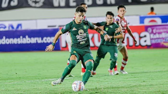 Pemain Persebaya, Bruno Moriera dalam laga melawan Persis Solo di Stadion Manahan, Solo, Sabtu (1/7/2023).