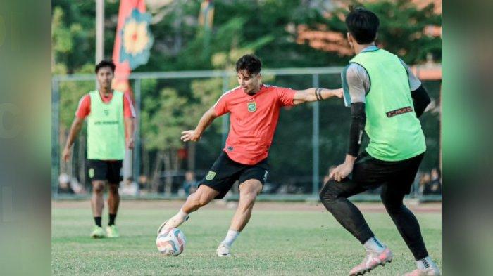 Kapten Persebaya Surabaya Bruno Moreira saat menjalani latihan tim jelang Anniversary Game menghadapi Persibo Bojonegoro di Stadion Gelora Bung Tomo (GBT) pada Sabtu (29/6/2024) malam.