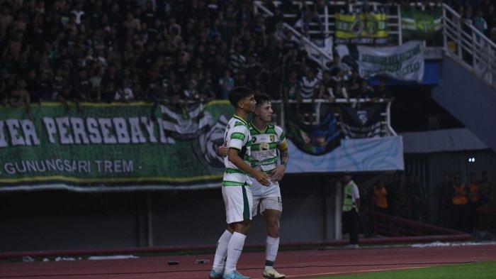 ANNIVERSARY GAME - Pencetak gol kedua Persebaya Bruno Moreira melakukan selebrasi saat pertandingan Persibo Bojonegoro di Stadion Gelora Bung Tomo (GBT) Surabaya, Sabtu (29/6/2024) malam. Pada pertandingan