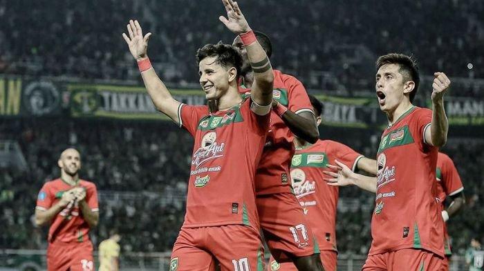 Bruno Moreira bersama rekan-rekannya merayakan gol di laga Persebaya Surabaya vs PSS Sleman di Stadion Gelora Bung Tomo, Surabaya