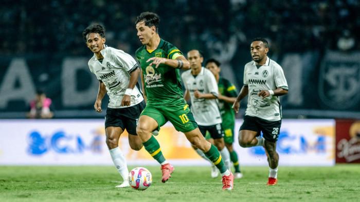 TEAM LAUNCHING GAME - Pemain Persebaya, Bruno Moreira mencoba melewati penjagaan pemain PSS Sleman dalam laga uji coba bertajuk team launching game di Stadion Gelora Bung Tomo (GBT), Surabaya, Sabtu (19/7/2025) malam. Persebaya bermain imbang 0-0 dari tamunya, PSS Sleman hingga babak pertama berakhir.