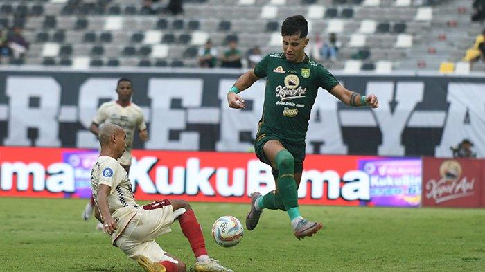 Bruno Moreira (kanan), penyerang asal Brasil saat tampil bersama Persebaya Surabaya di Liga 1 2023/2024. Ia dipastikan bertahan di Bajul Ijo hingga 2026