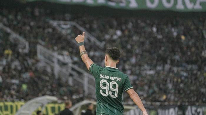 Winger Persebaya Surabaya, Bruno Moreira memberikan jempol ke arah Bonek yang memenuhi stadion GBT