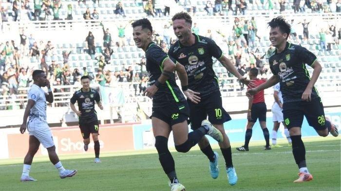 Pemain Persebaya Bruno Moreira melakukan selebrasi usai mencetak gol ke gawang Borneo FC di Stadion Gelora Bung Tomo (GBT) Surabaya, Minggu (3/9/2023). Pada laga pekan ke-11 Liga 1 2023/2024 Persebaya Surabaya berhasil mengalahkan Borneo FC dengan skor akhir 2-1.