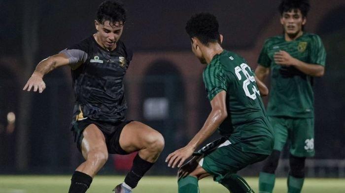 Penyerang Persebaya Surabaya, Bruno Moreira pada sesi internal game yang digelar di Lapangan Thor, Surabaya pada Sabtu (6/4)