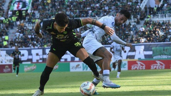 Bruno Moreira saat berebut bola dengan Stefano Lilipaly di laga Persebaya Surabaya vs Borneo FC