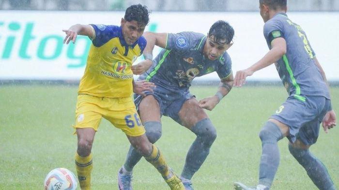 Bruno Moreira saat berebut bola di laga Barito Putera vs Persebaya Surabaya di Stadion Demang Lehman, Martapura