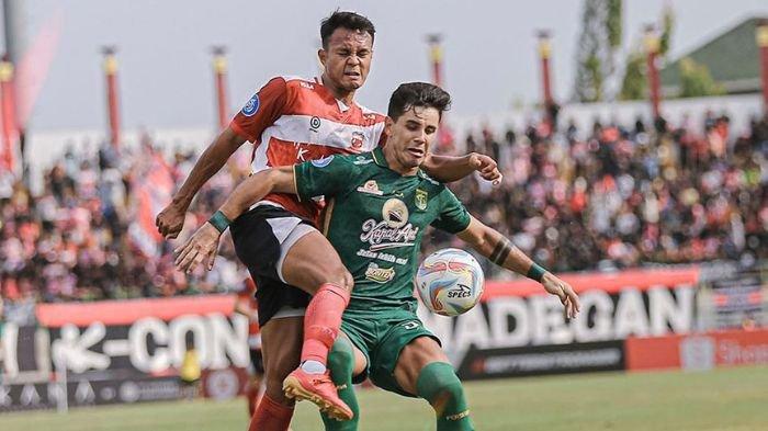 Bruno Moreira saat dikawal Koko Ari Araya di laga Madura United vs Persebaya
