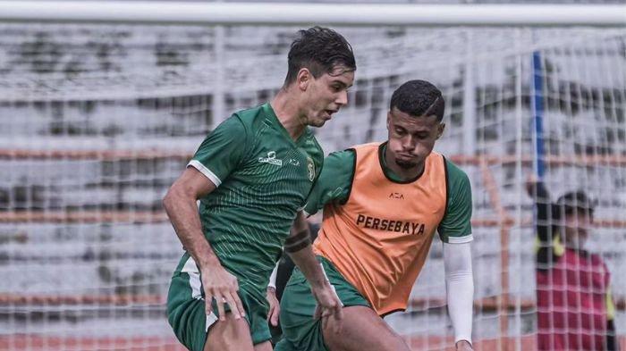 Bruno Moreira saat dikawal oleh Yan Victor di sesi latihan Persebaya Surabaya