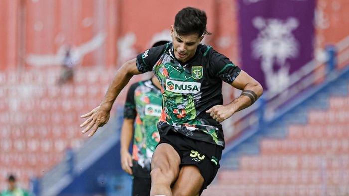 Bruno Moreira saat melakoni sesi pemanasan di laga Persik vs Persebaya