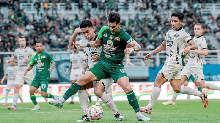 Bruno Moreira saat membawa bola di laga Persebaya Surabaya vs Persija Jakarta