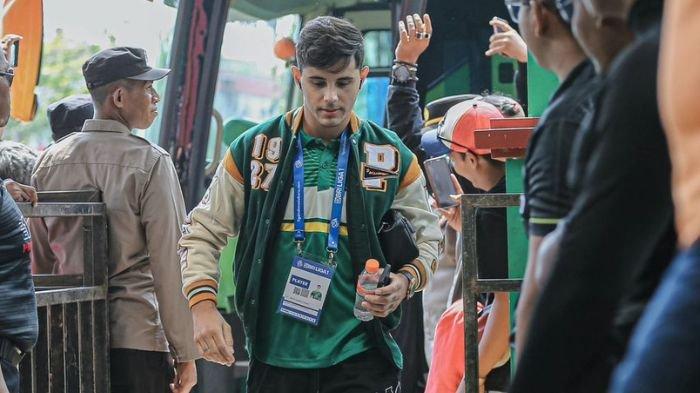 Penyerang Persebaya Surabaya Bruno Moreira saat tiba di Stadion Gelora Bangkala, Madura