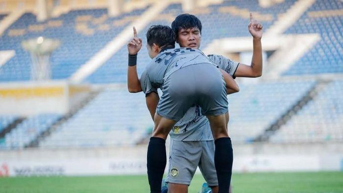 Eks Persebaya Surabaya, Brylian Aldama saat memperkuat Young Elephants