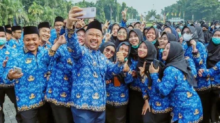 Bupati Gresik Fandi Akhmad Yani berfoto seusai melantik dan mengambil sumpah CPNS menjadi PNS di halaman kantor Bupati Gresik.