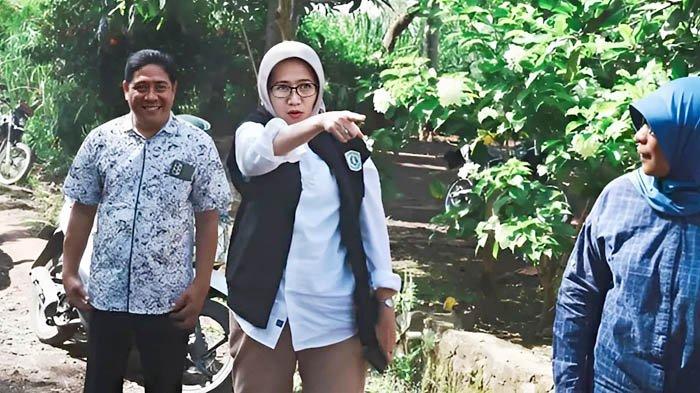 HILIRISASI PASIR BESI - Bupati Lumajang, Indah Amperawati Masdar saat meninjau kerusakan jalan di salah satu desa wilayah Kecamatan Padang, Kabupaten Lumajang, Jawa Timur, beberapa waktu lalu. Soal eksplorasi pasir besi di Lumajang, Bunda Indah menolak dengan tegas.