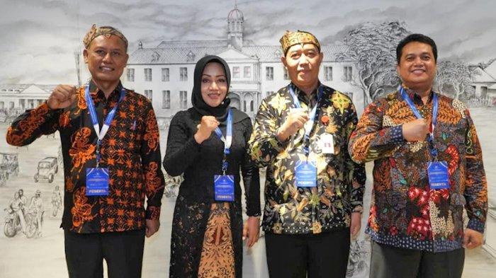 Bupati Mojokerto Ikfina Fahmawati saat menerima penghargaan insentif fiskal 2024 dari Kemenkeu RI.