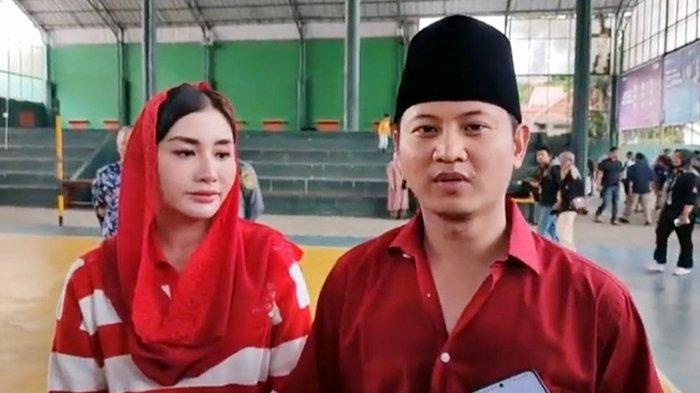 Calon Bupati Trenggalek, Mochamad Nur Arifin didampingi istrinya, Novita Hardini yang juga menjabat sebagai anggota DPR RI.