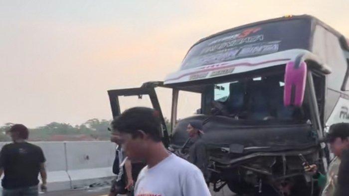 Kondisi bus pasca kecelakaan, diduga membawa rombongan Bpnek, suporter Persebaya Surabaya