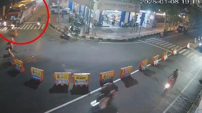 Tangkapan cctv terlihat bus melaju tak terkendali kira kira sejauh 2Km dan menabrak pengguna jalan didepannya.