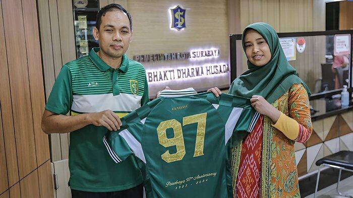 Direktur Operasional Persebaya Surabaya Candra Wahyudi saat menggalar menggelar charity di RSUD Bhakti Dharma Husada Surabaya, sebagai rangkaian perayaan Ulang Tahun Persebaya ke-97, Selasa (18/6/2024).