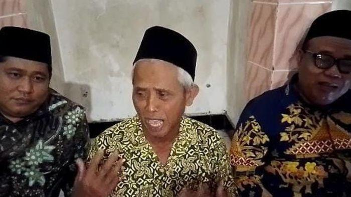 DENDA - Ahmad Zuhdi (tengah), guru yang didenda Rp 25 juta usia tampar murid. Ia memberikan keterangan di Mushola lingkungan Madin Desa Jatirejo, Kecamatan Karanganyar, Kabupaten Demak, Jumat (18/7/2025).