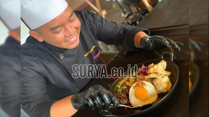 Chef Heri Purwanto menata sajian nasi goreng Bintoro, setelah mendemokan resep membuat makanan nusantara tersebut