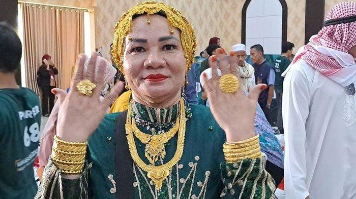 Suarnati, Jamaah Haji yang Viral Pakai Emas 180 Gram. Simak daftar bisnisnya.