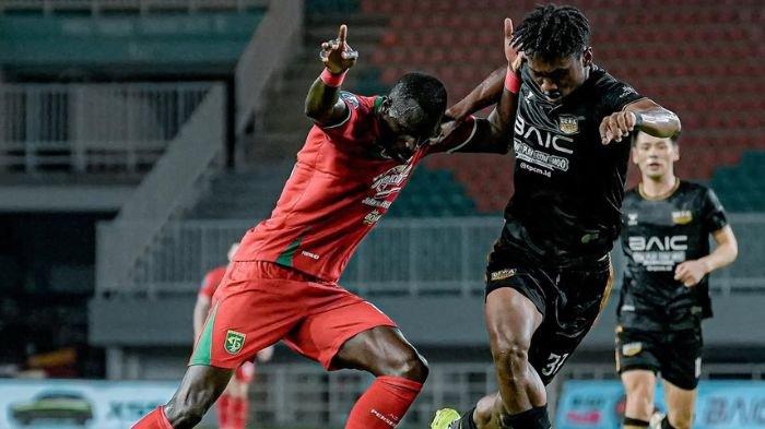 DUEL - Flavio Silva berebut bola dengan Alta Ballah di laga Dewa United vs Persebaya Surabaya pada lanjutan pekan ke-24 Liga 1 2024/2025 di Stadion Pakansari, Bogor pada JUmat (21/2) malam. Persebaya kalah 2-0 atas tuan rumah.