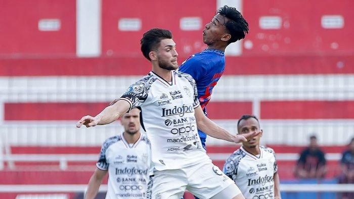 DUEL - Pemain Arema FC berebut bola di laga melawan Bali United pada lanjutan pekan ke-21 Liga 1 2024/2025