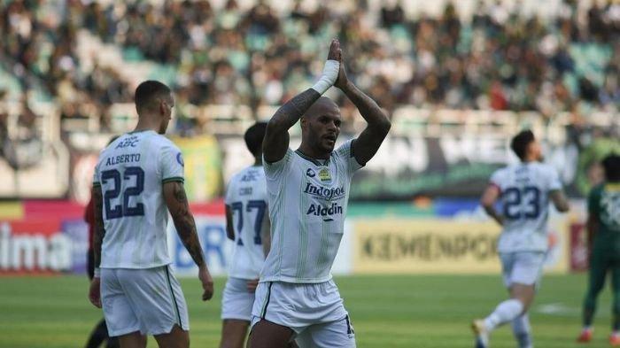 Striker Persib Bandung, David Da Silva melakukan selebrasi usai membobol gawang Persebaya Surabaya di Stadion Gelora Bung Tomo, Surabaya.