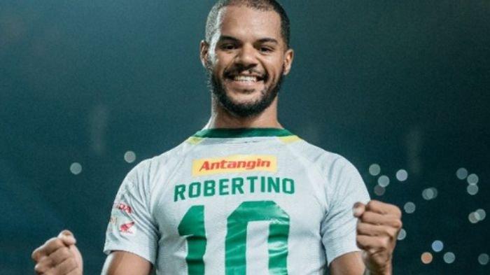 David Da Silva mengenakan jersey Persebaya Surabaya milik Robertino Pugliara