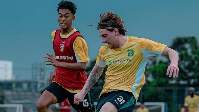 Pemain baru Persebaya Surabaya, Dejan Tumbas beraksi di laga uji coba internal